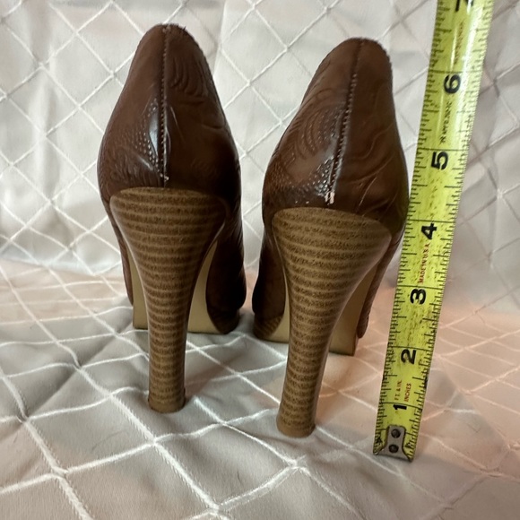 Anne Michelle Faux Tooled Leather Peep Toe Pumps, size 8.5. - Picture 7 of 9